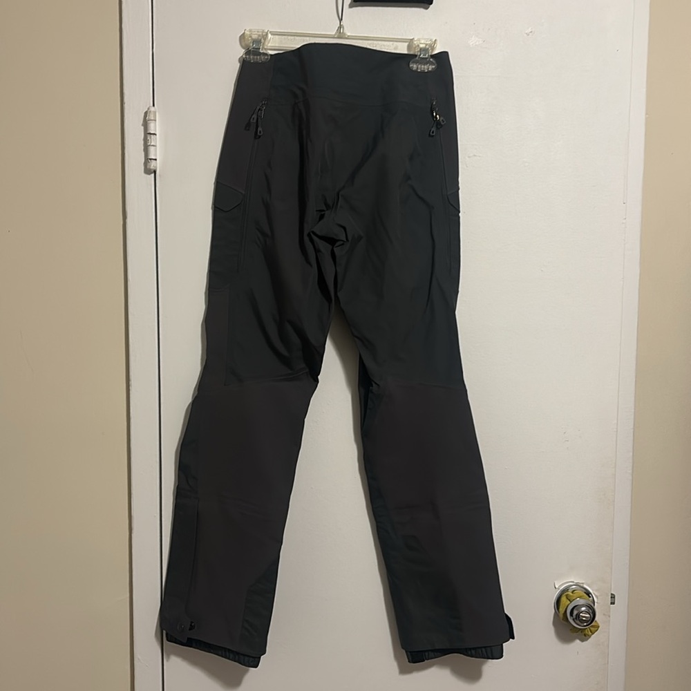 Patagonia mixed guide waterproof shell pants - like new - Picture 6 of 7
